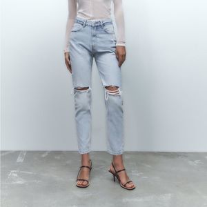 Zara TRF RIPPED MOM FIT JEANS (SIZE 2)